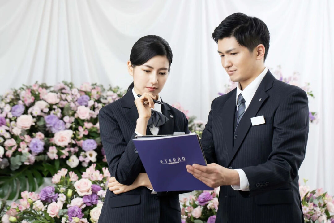 葬儀社スタッフが相談しているイメージ
